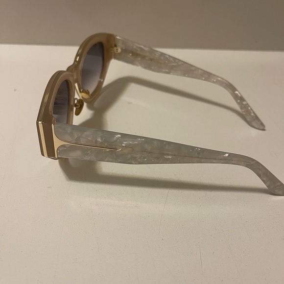 Dezi Eyewear - Charge It Alluded Nud
/ Smoke Gradient. Chic and attractive - Picture 16 of 16